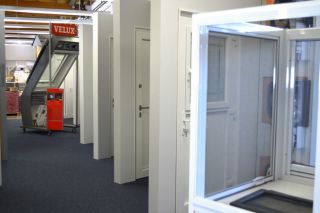 Baulemente: Fenster und Türen, Innentüren, Spezialtüren, Geschosstreppen, Paneele, Bodenbeläge, u. m. sowie Gipskartonplatten und Dämmung